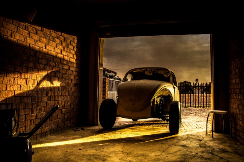 carrosserie-BRENON-min_car_garage_volkswagen_sunset_vw_beetle-81658